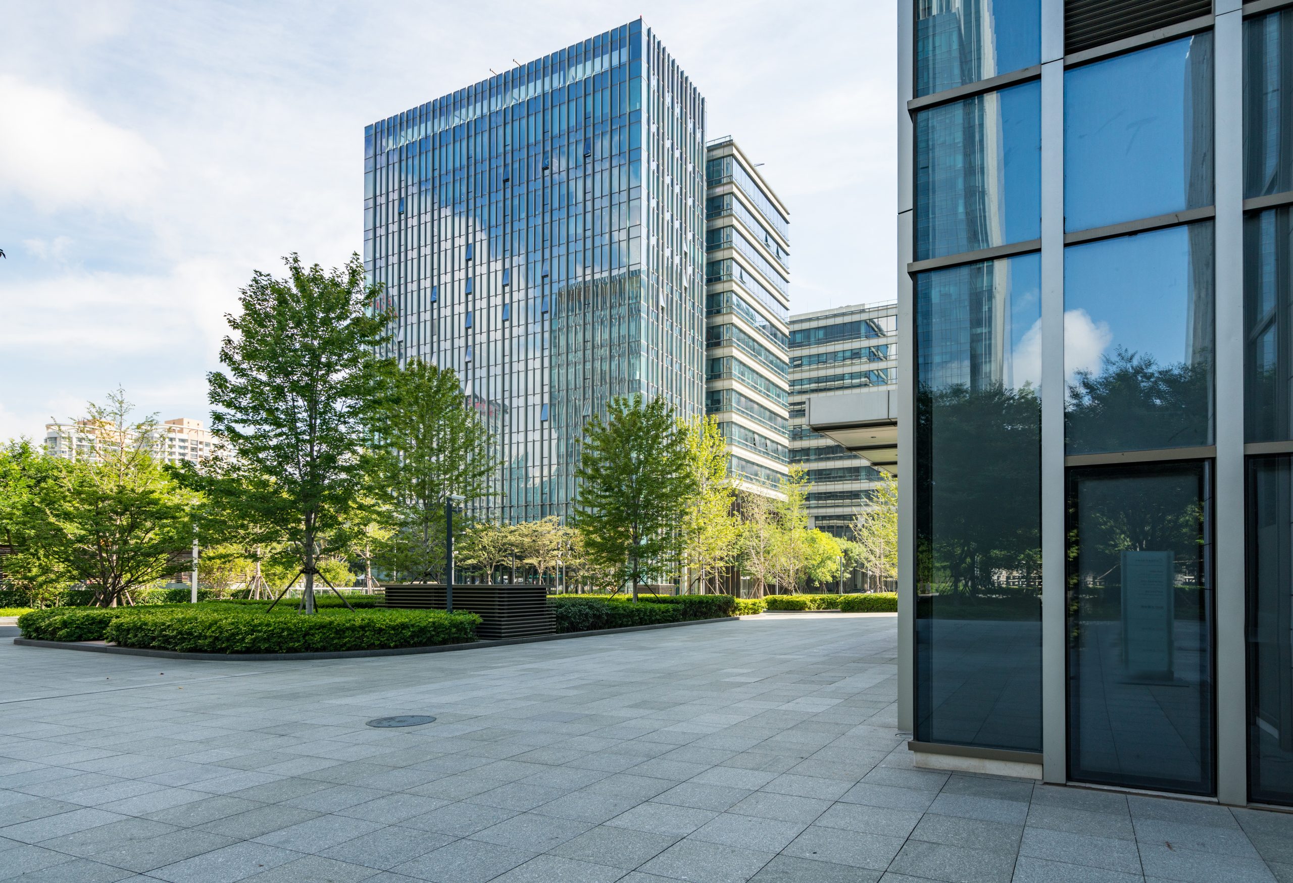 Secteurs d'activité en ingénierie - ELLIPSE GARD Bâtiment public moderne intégré à un espace urbain aménagé