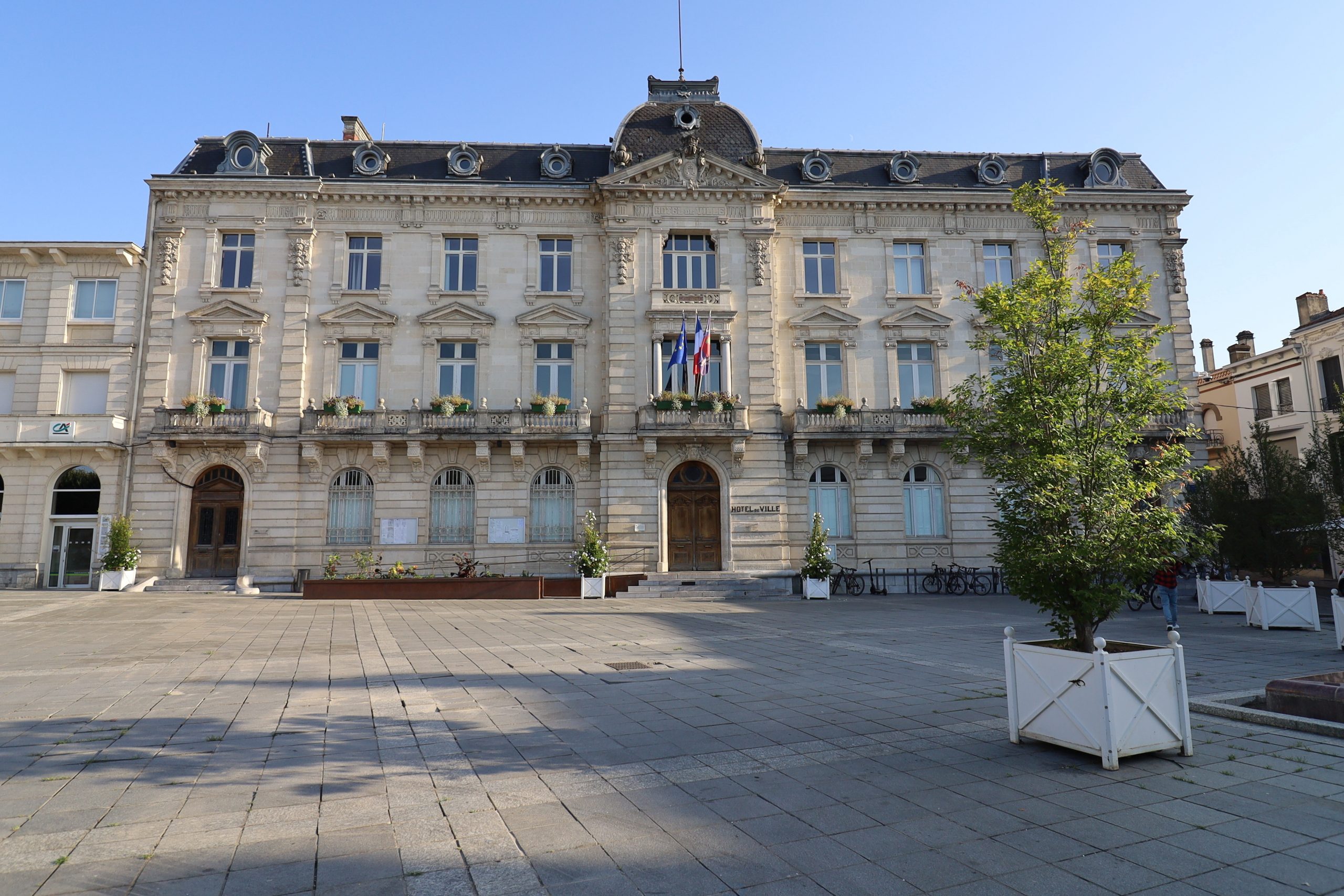 Secteurs d'activité en ingénierie - ELLIPSE GARD Bâtiment public institutionnel la mairie, vue de l'extérieur, ville de mont de marsan, département des landes, france