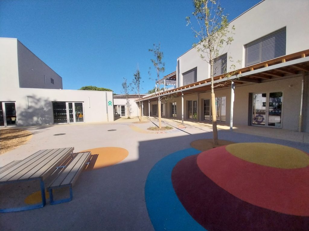 Reconstruction d'une école maternelle
Aménagement de la cour d’une école maternelle avec sols colorés et espaces de jeux à Saint‑Paul‑Trois‑Châteaux